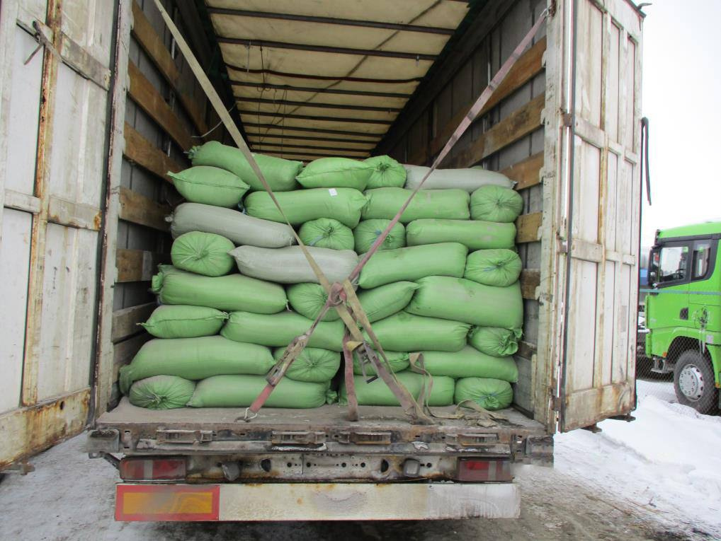 17 тонн табака с пометом развернули на границе с Казахстаном