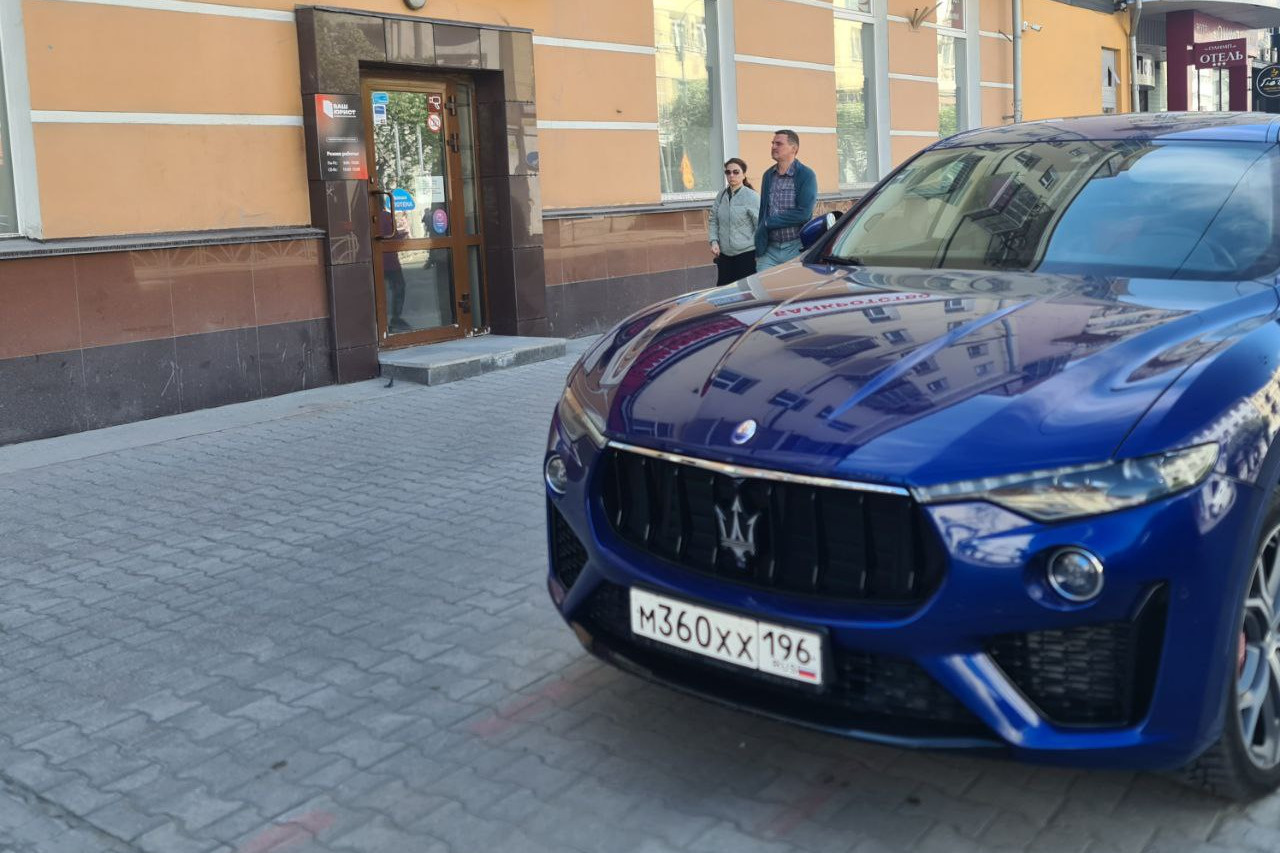 В центре Екатеринбурга нашли чемпиона по хамской парковке, им стал водитель элитного «Мазерати»