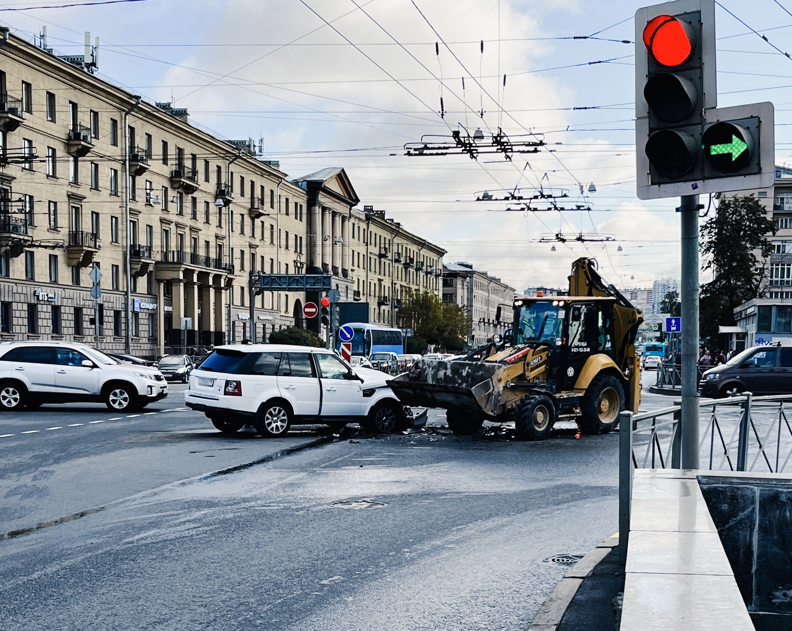 Водитель пострадал в ДТП с трактором на Лесном проспекте в Петербурге, фото  - 25 сентября 2023 - ФОНТАНКА.ру