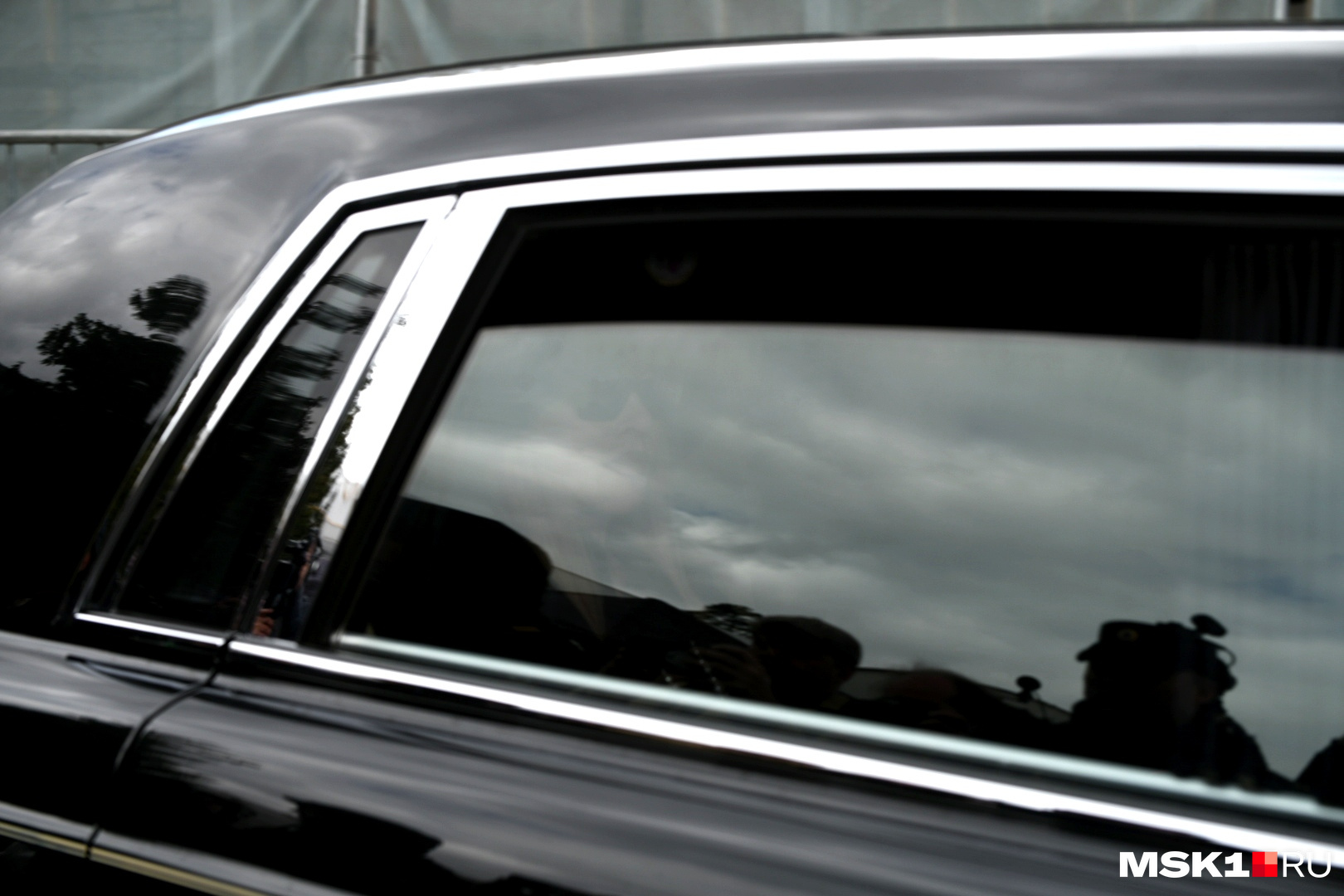 Алла Пугачева в своем Rolls-Royce уезжает с похорон Юдашкина