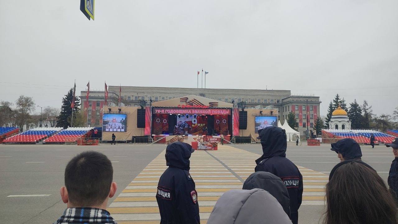 Парад военных и техники, выступление барабанщиц, отмененные концерты и штормовой ветер. Как проходил День Победы в Иркутске