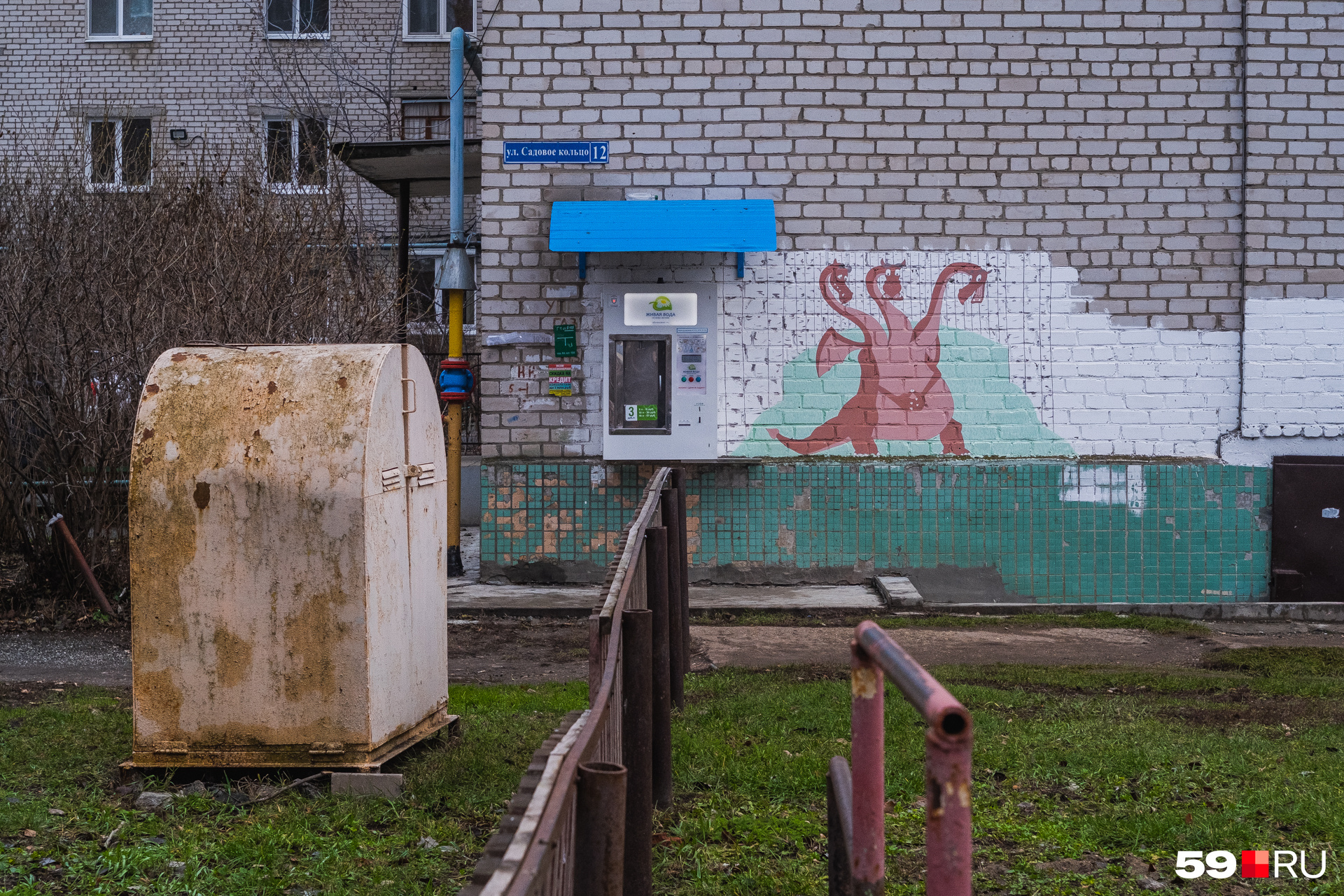 Попытка оживить серую часть микрорайона Попытка оживить серую часть микрорайона