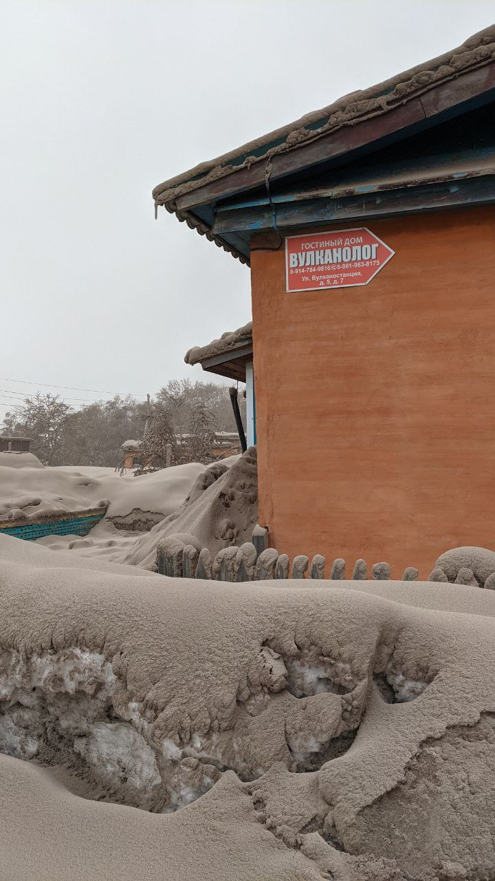 Посмотрите на засыпанный пеплом поселок на Камчатке. Там лепят пепловиков |  11.04.2023 | Санкт-Петербург - БезФормата