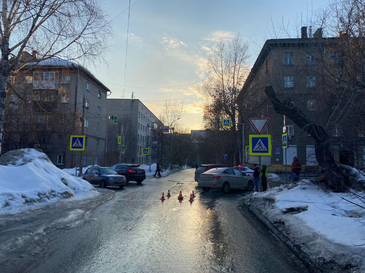 Двухлетнего мальчика на санках сбили на пешеходном переходе в Новосибирске