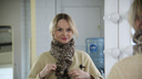 Как у кота Леопольда: новосибирский стилист показала, как небанально завязать шарф на шее — смотрим видео