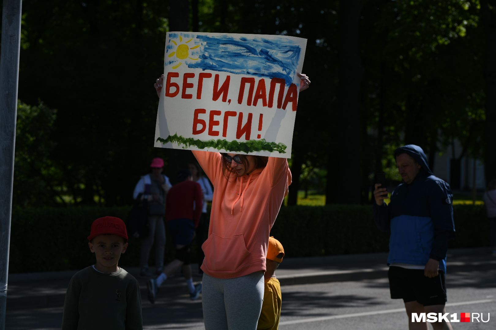 Некоторые приходят поддержать членов своих семей