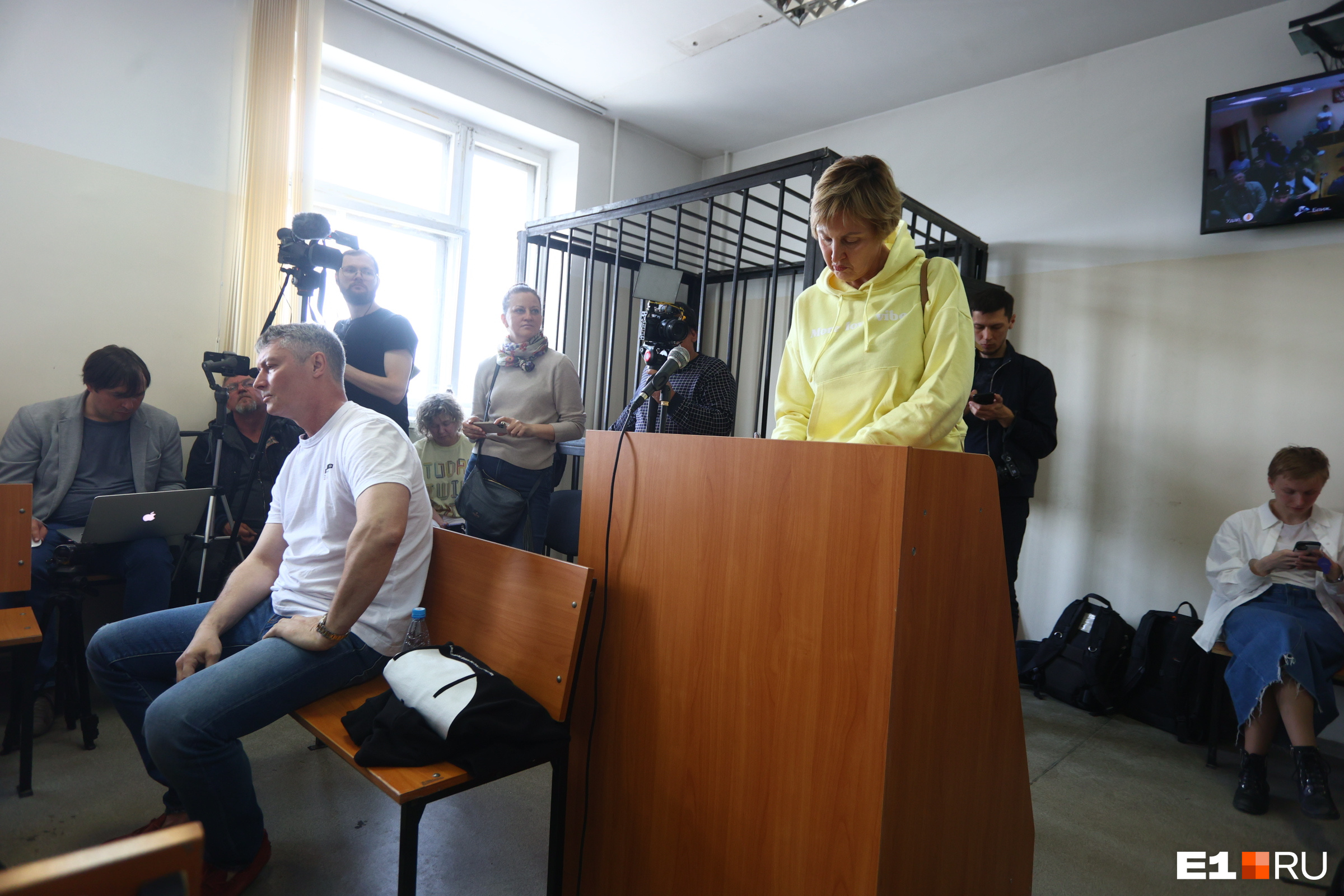 Судья спросил Юлию Крутееву, какие у нее отношения с подсудимым. Она ответила, что у них двое детей, но отношения не зарегистрированы