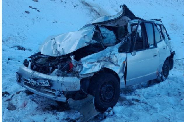 Пассажир погиб в смятом от падения с дороги автомобиля в Забайкалье