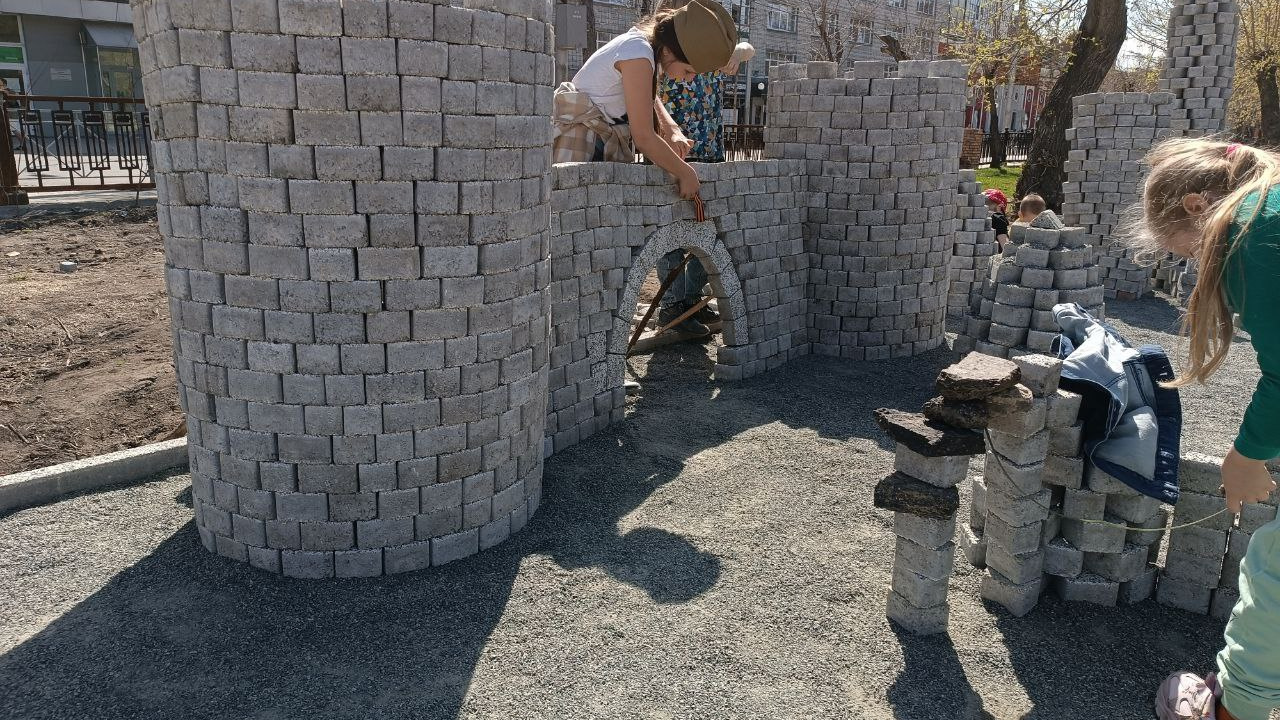 Дети выстроили крепостные стены из тротуарной плитки в Первомайском сквере, они стащили ее у рабочих