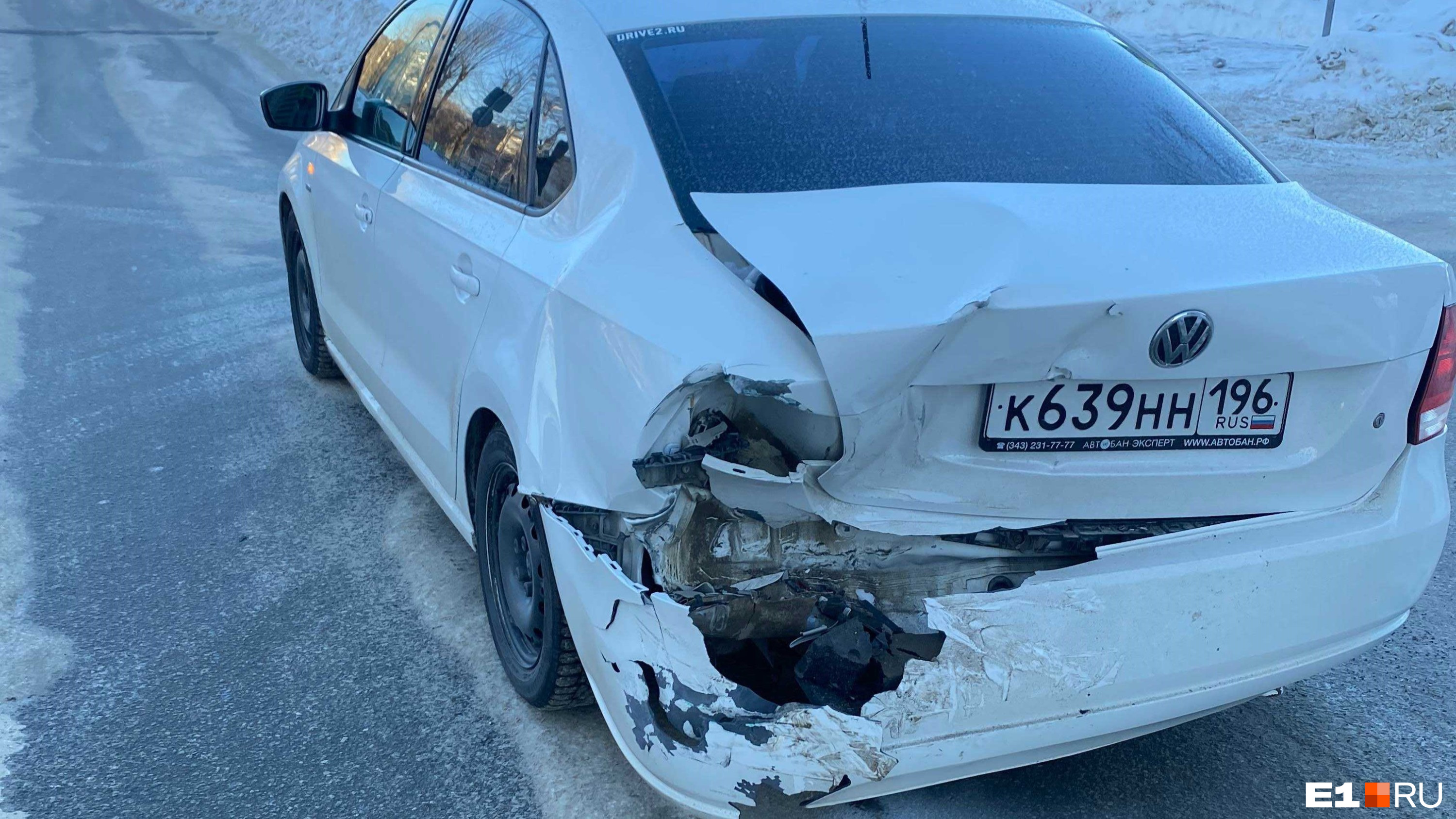 «Глаза были неадекватные»: в Екатеринбурге парень на легковушке влетел в машину с двумя детьми и умчался прочь