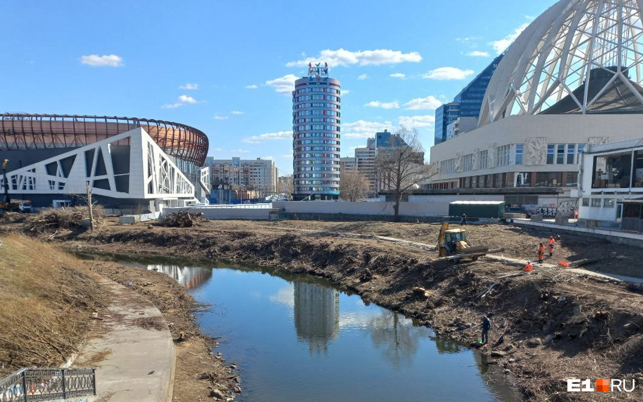 Река Исеть в Екатеринбурге (справа видно здание цирка — оно почти в центре города)