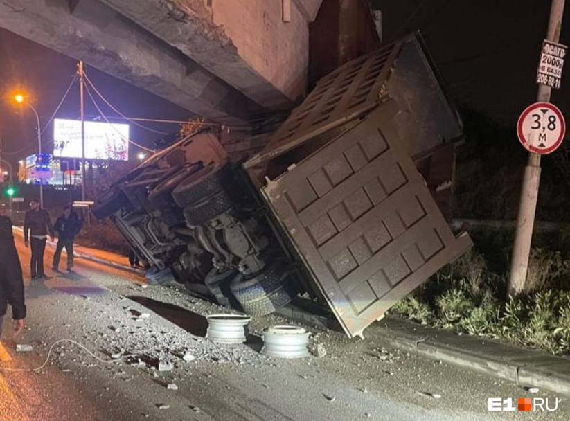 Стали известны подробности ДТП в Екатеринбурге, где грузовик упал на бок и застрял под мостом