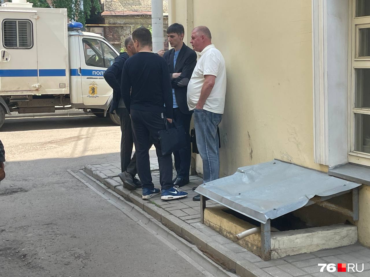 После оглашения меры пресечения адвокаты и муж Черемных совещаются на улице