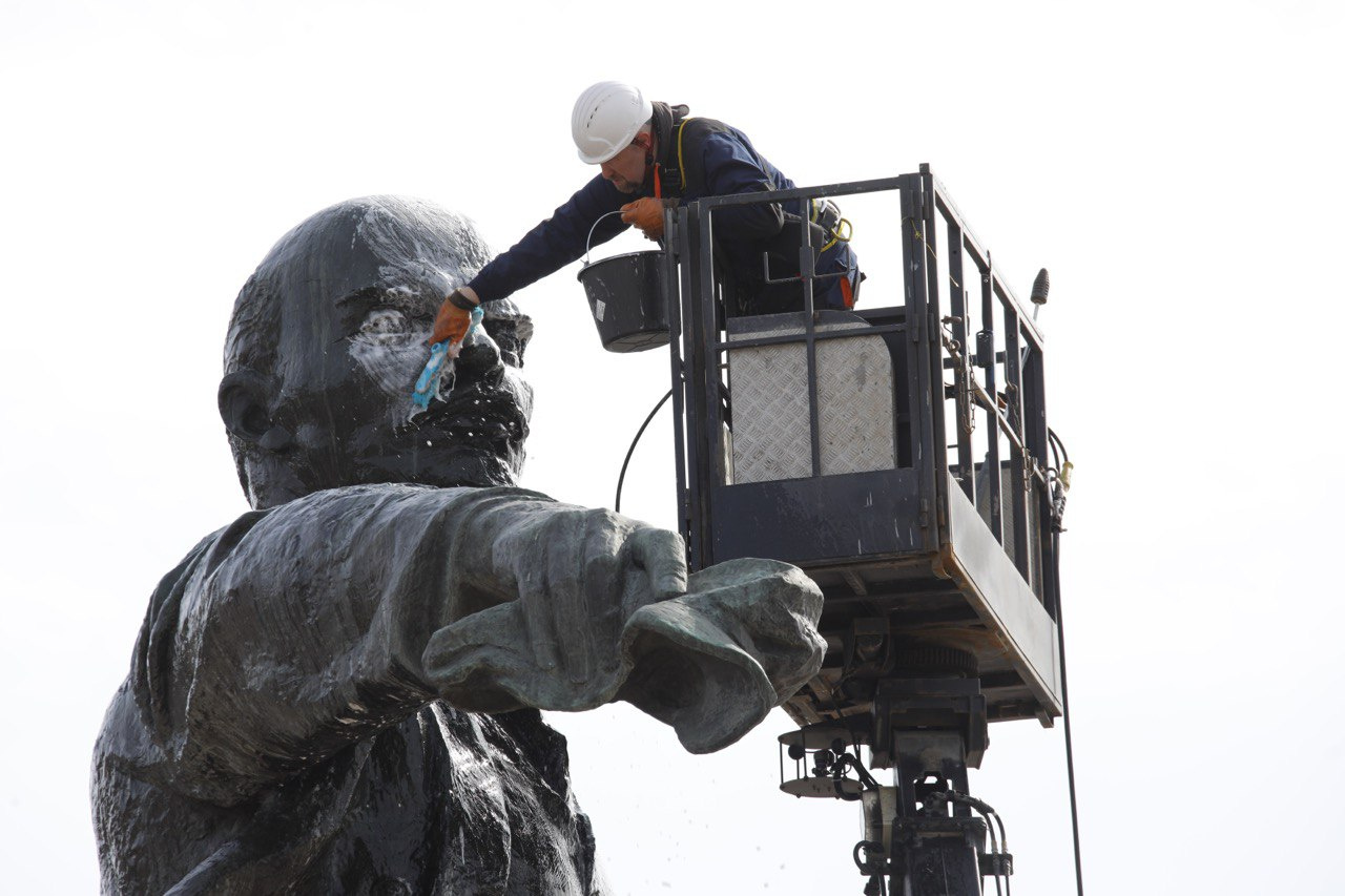 Ленин на Московской площади принял душ. Ему почистили и пальто с кепкой