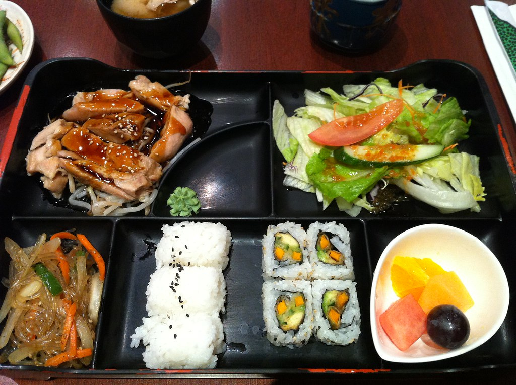 Редко какой японский фастфуд обходится без такой сервировки