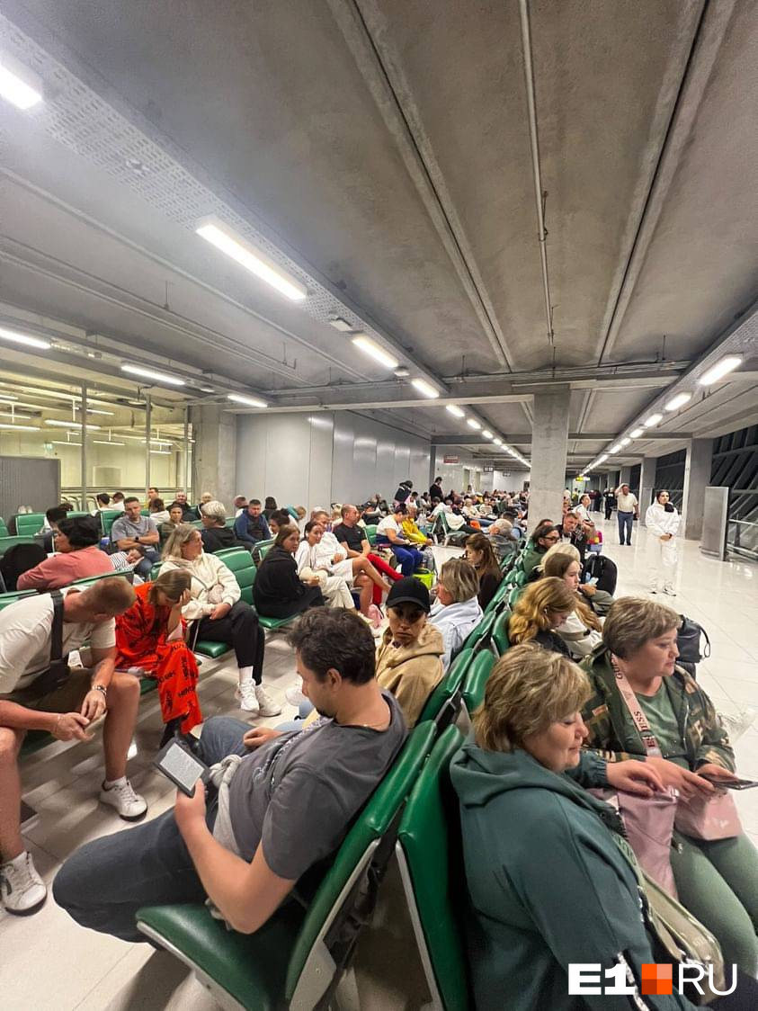 «Людям стало плохо»: сотни екатеринбуржцев застряли в аэропорту за границей