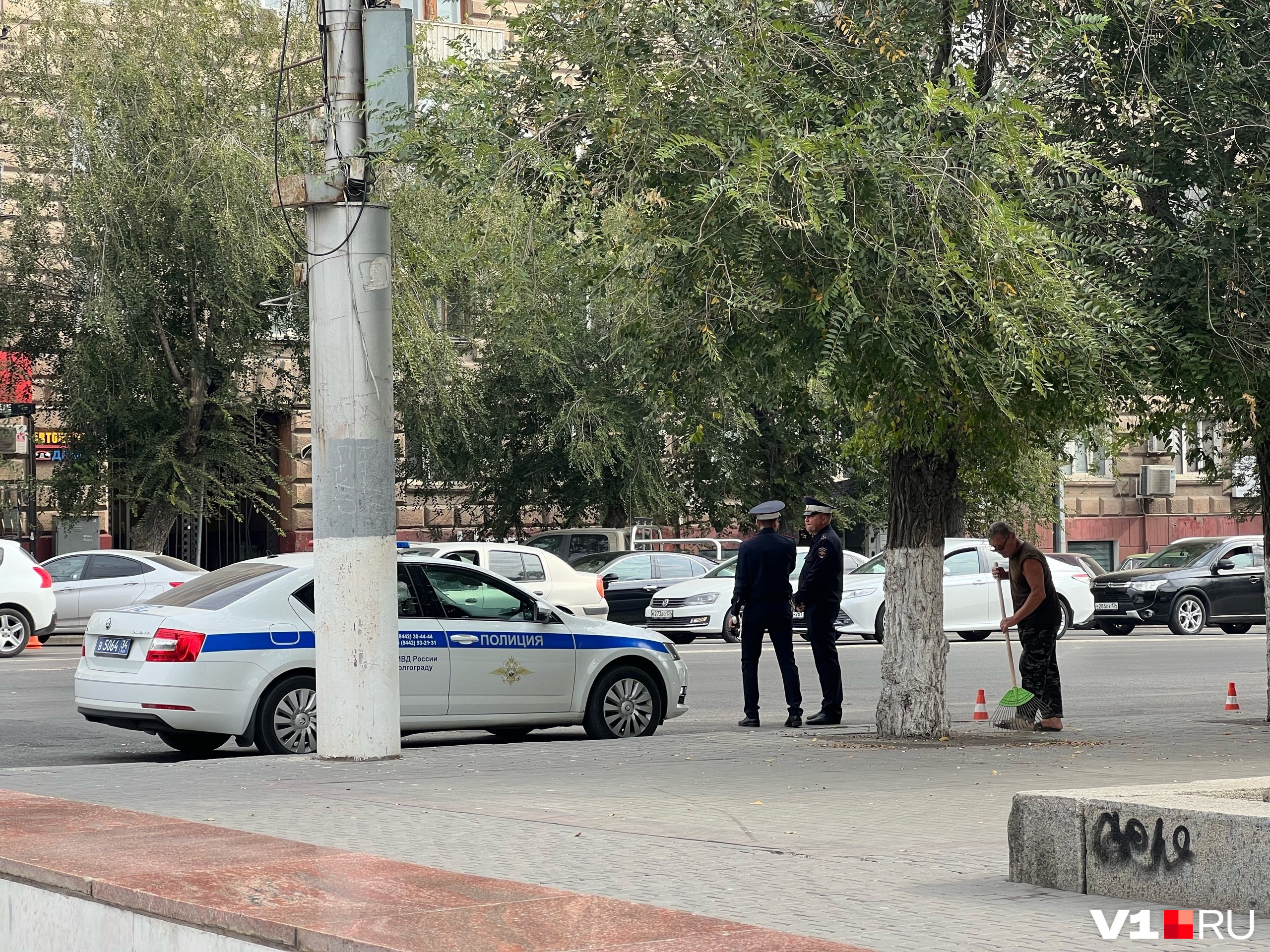 На месте, куда приедет губернатор, активно шуршат листвой дворники На месте, куда приедет губернатор, активно шуршат листвой дворники