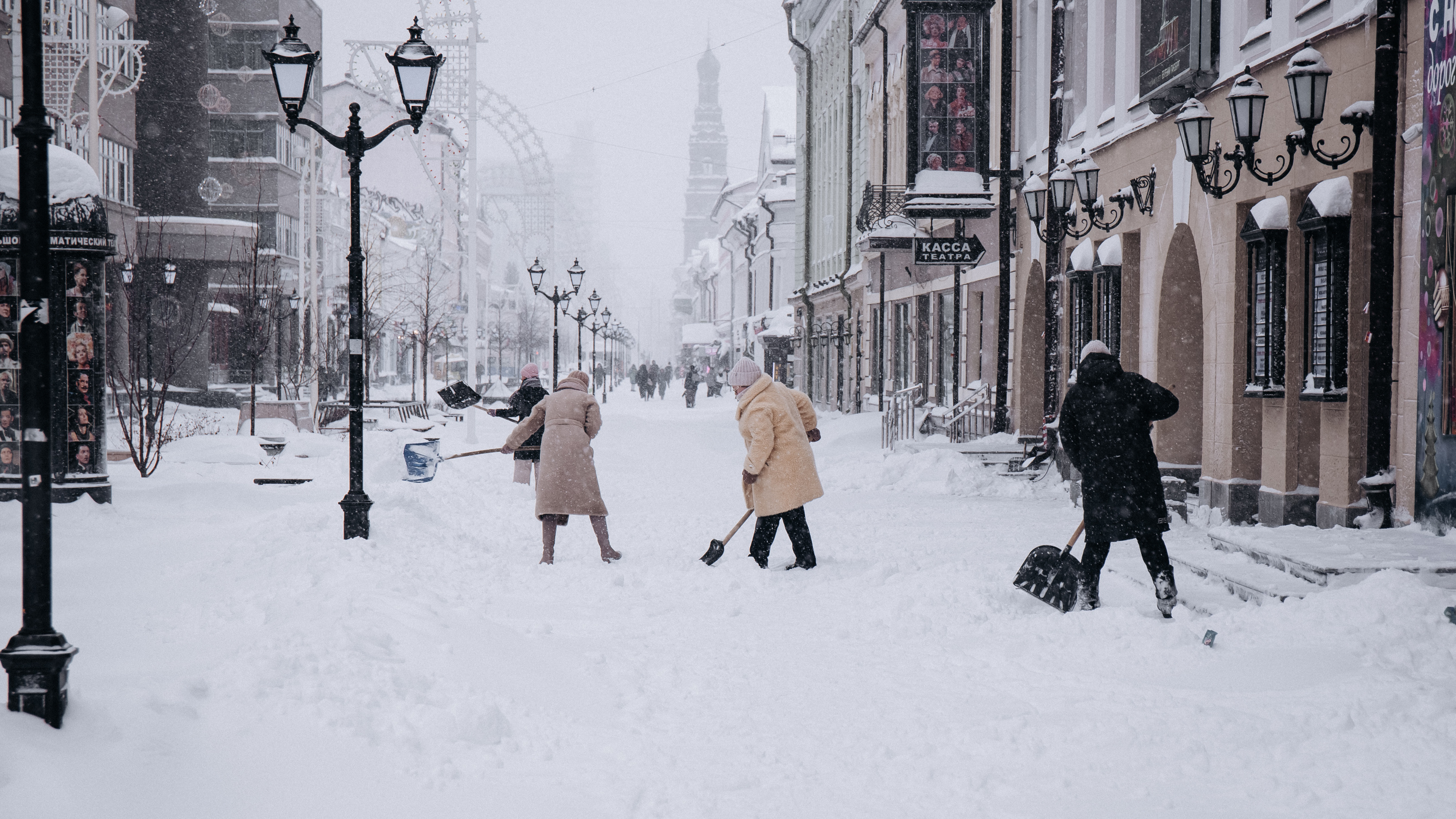 Как Казань живет в лютую метель. Фоторепортаж из заваленного снегом города