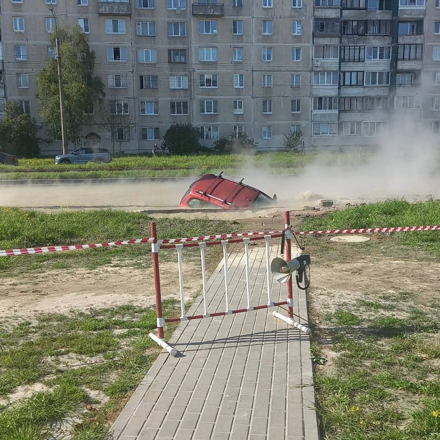 Водитель пострадал в зоне прорыва на Гашека, спасая свой автомобиль |  15.05.2024 | Санкт-Петербург - БезФормата