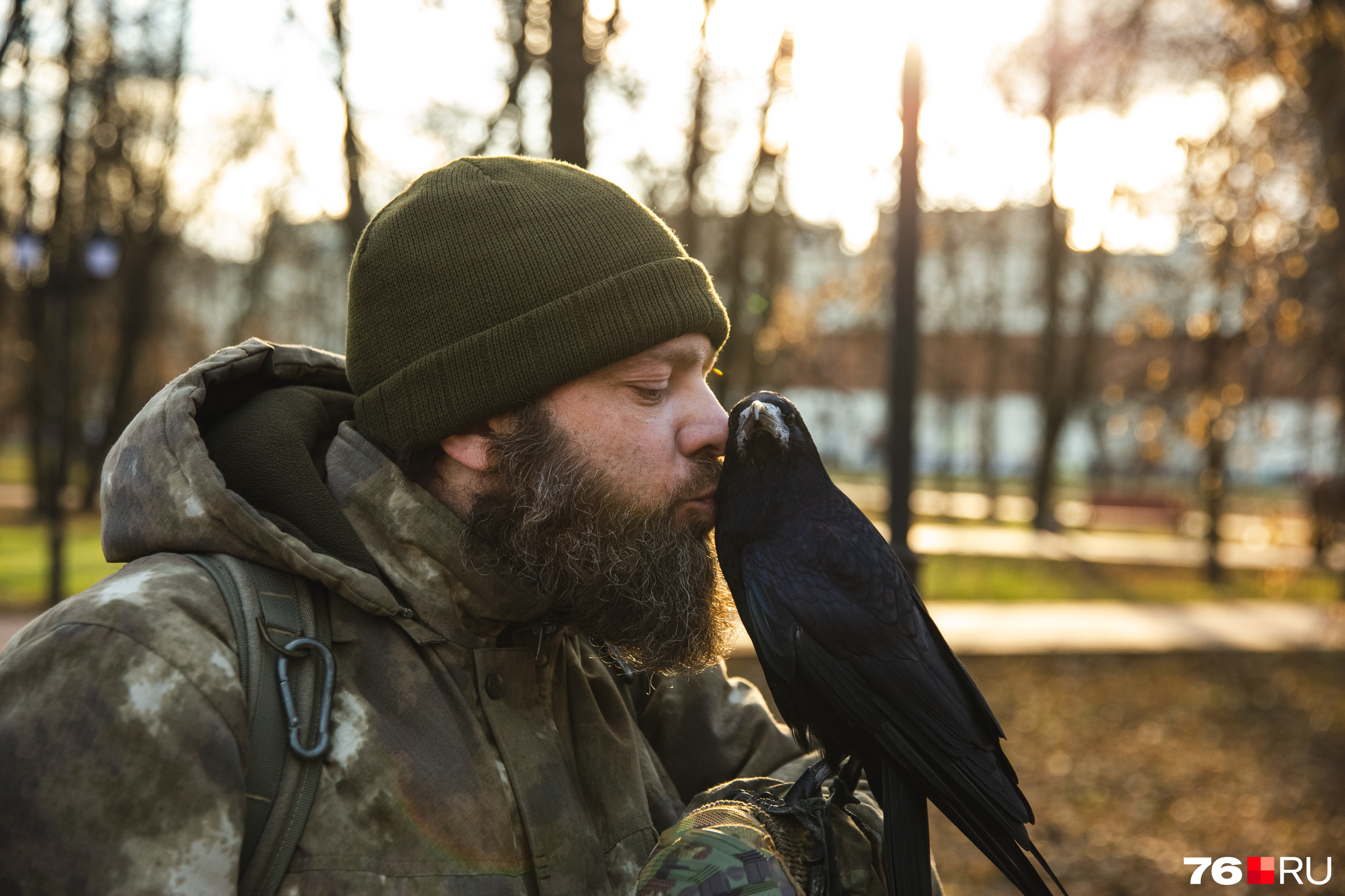 Играет в мячик и предсказывает погоду: ярославец приручил грача. Теперь  птица ревнует его к жене | 30.11.2023 | Ярославль - БезФормата