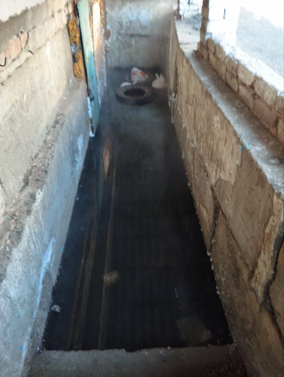 Подвал дома в Чите доверху залило канализацией