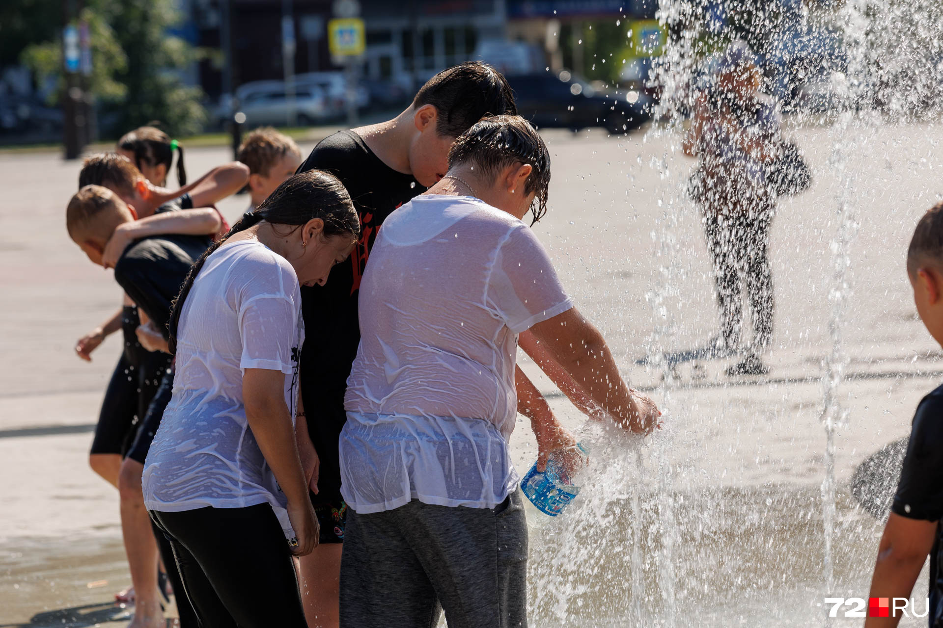 Любовь в городе жара. Дети купаются в фонтане. Люди набирают воду Донецк.