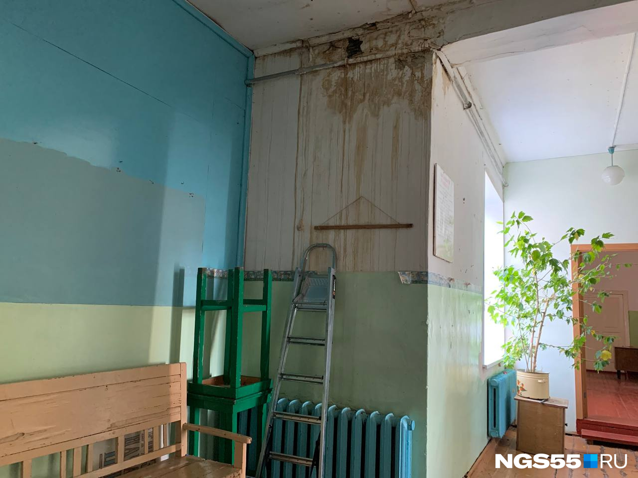 Такая картина в Доме культуре буквально на каждом шагу Такая картина в Доме культуре буквально на каждом шагу