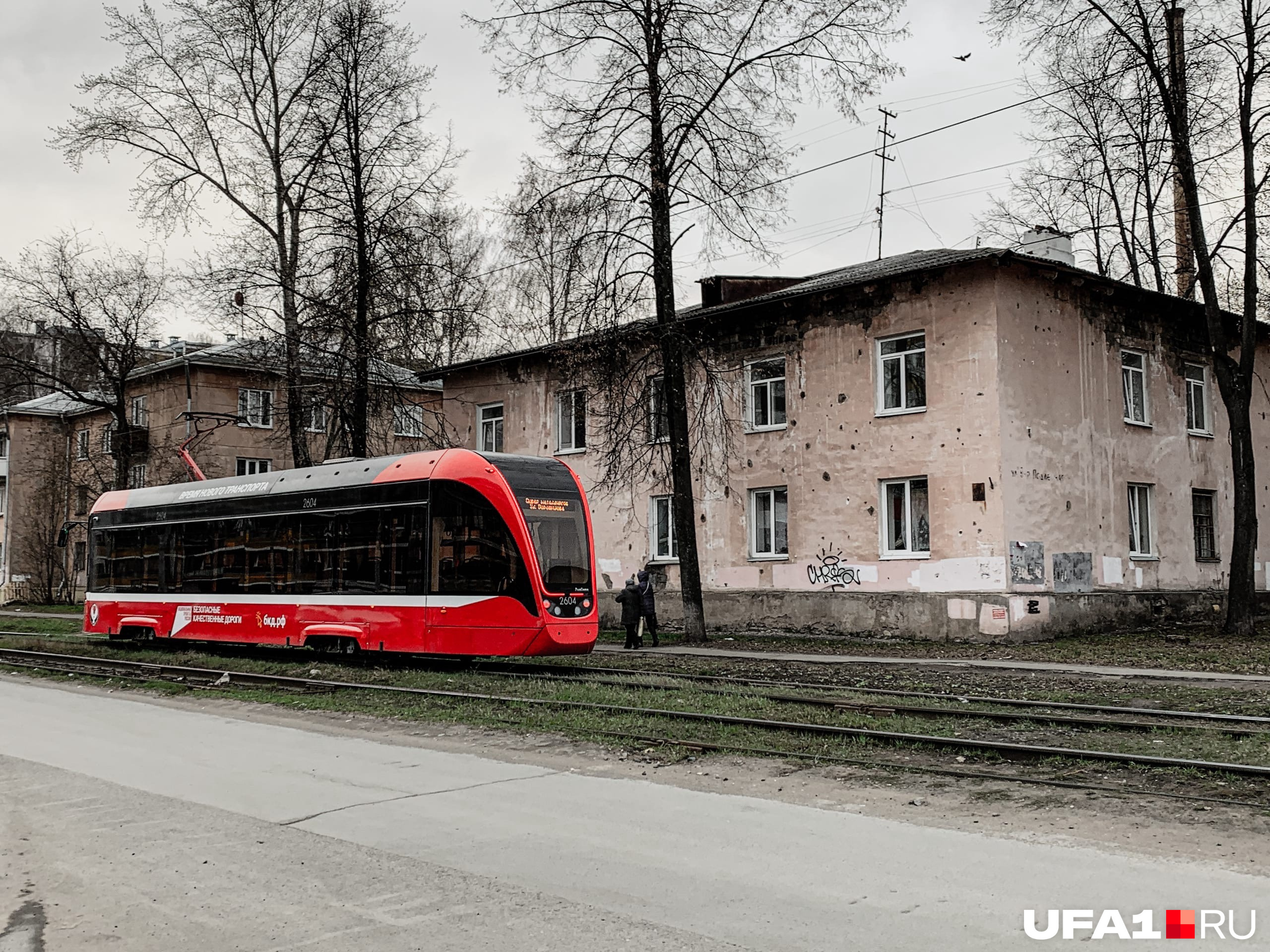 Новый вагон едет по улицам окраинного района Ижевска