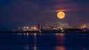 Большая и яркая: фотограф эффектно снял Луну в небе над Архангельском