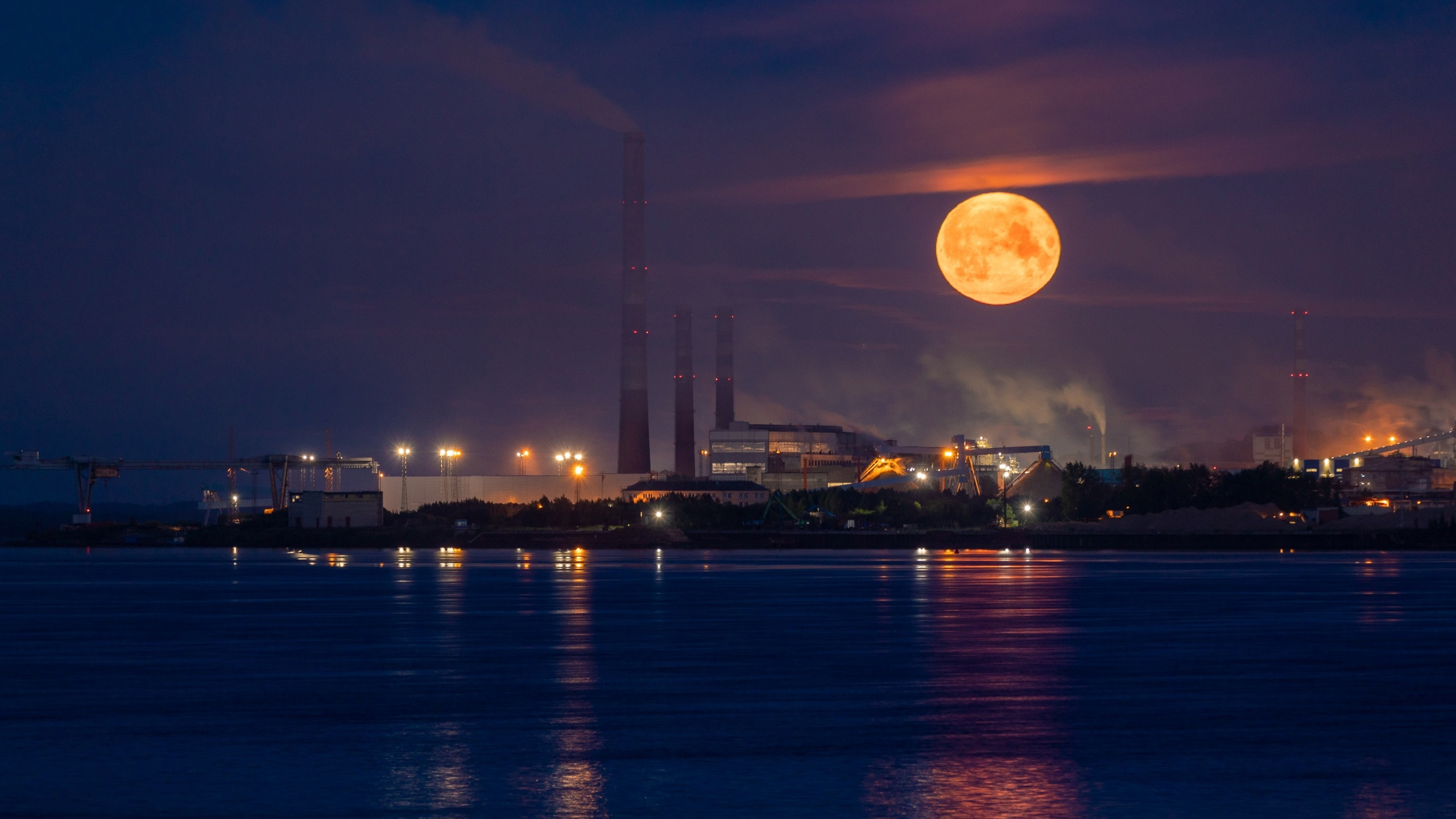 Большая и яркая: фотограф эффектно снял Луну в небе над Архангельском