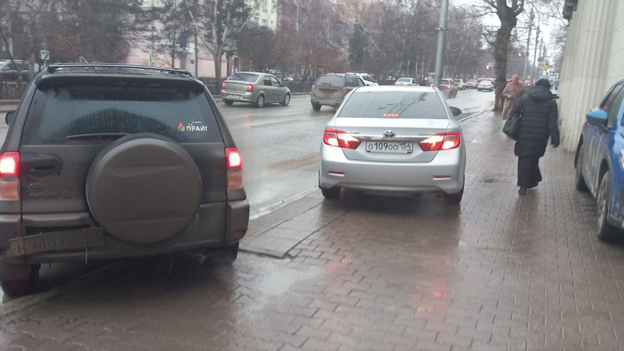 «Обнаглевший чиновник»: муниципальная «Камри» перегородила тротуар в центре Новосибирска