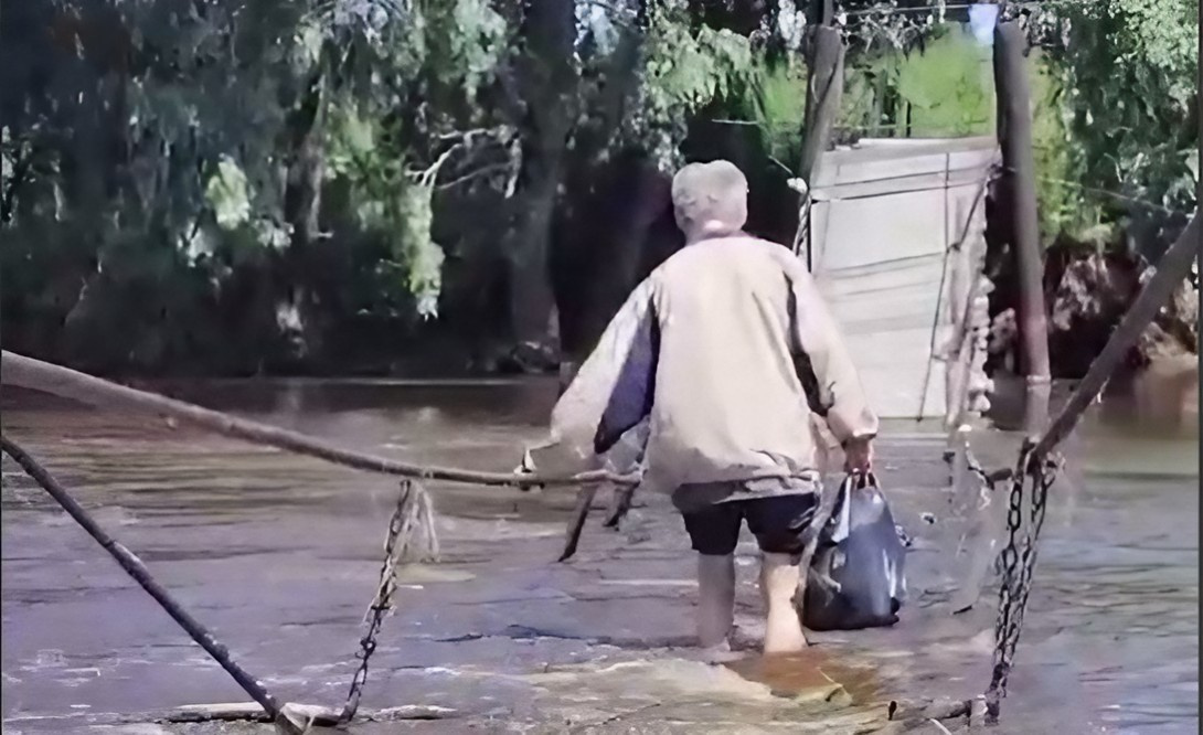 В Омской области затопило мост — посмотрите, как люди ходят по несущемуся потоку