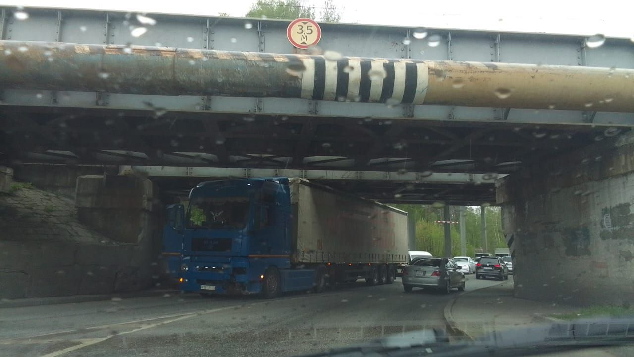 В Екатеринбурге под мостом наглухо застряла фура и перекрыла проезд