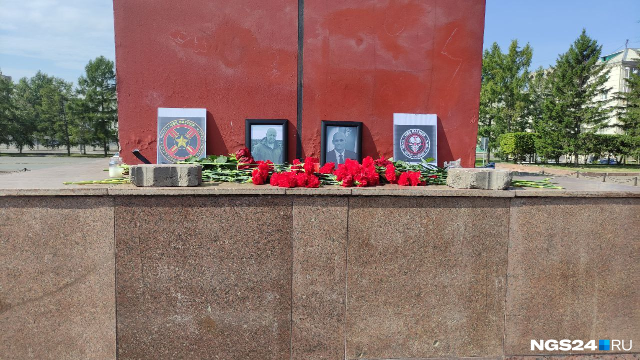 Накануне возле стелы на Красной площади появились фотографии, а чуть позже рядом с ними поставили логотипы ЧВК «Вагнер» Накануне возле стелы на Красной площади появились фотографии, а чуть позже рядом с ними поставили логотипы ЧВК «Вагнер»