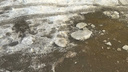 На Безымянке глыба льда рухнула на маму с ребенком