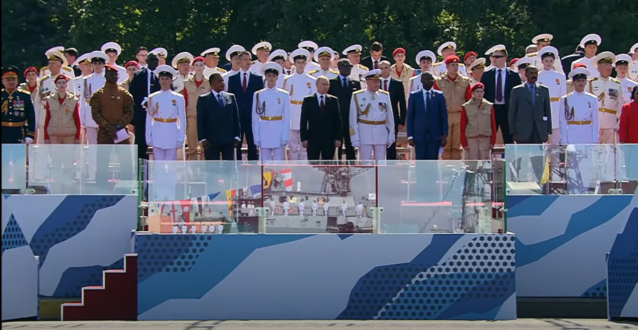 Кадр телевизионной трансляции. Слева от президента Путина — адмирал Владимир Королев, с 2019 года вице-президент «ОСК»
