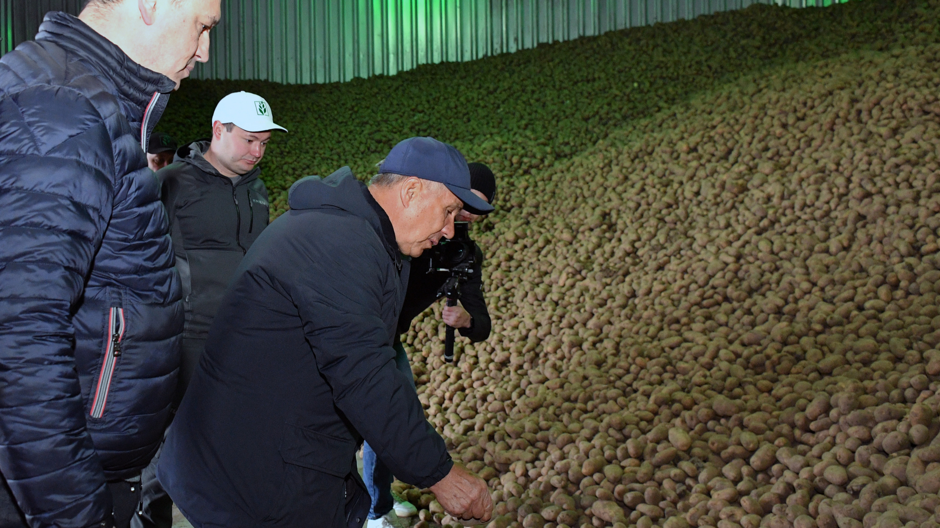 Пощупал картофель, осмотрел «Скипетр»: как Минниханов провел выходные на ферме сына вице-премьера России