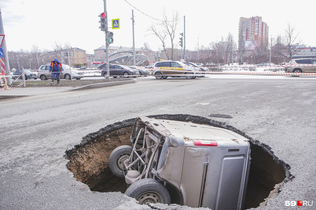 Микроавтобус целиком провалился в дорожную яму в Перми