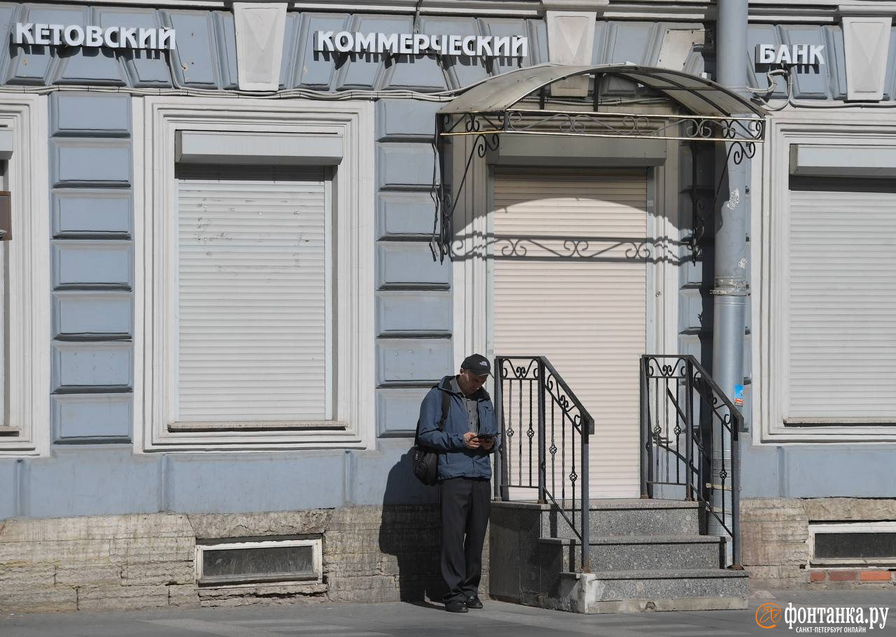 Есть ли очереди у обменников в Петербурге, курсы евро и доллара на 13 июня  - 13 июня 2024 - ФОНТАНКА.ру