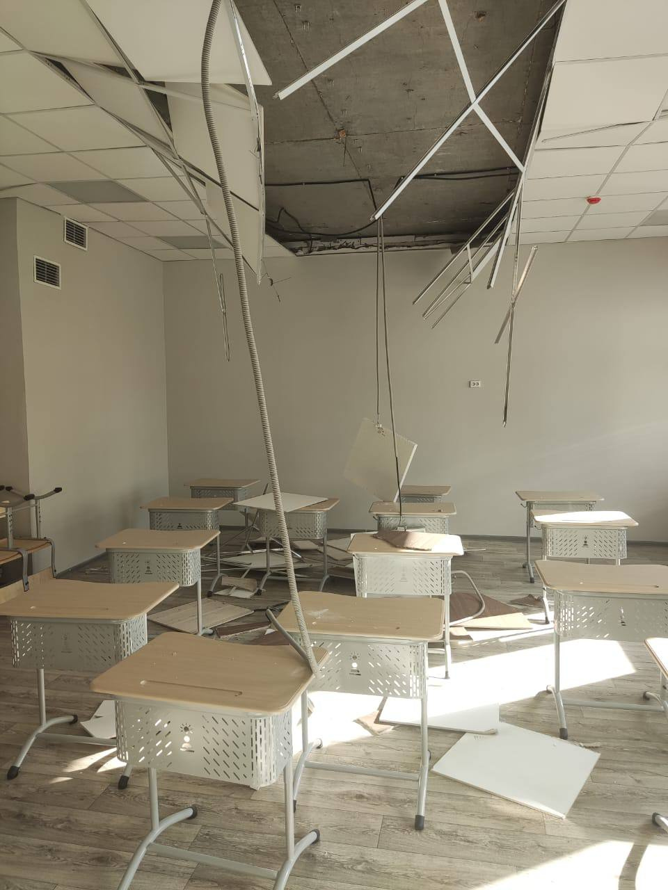 Рабочие раздолбали потолок в школе в Чите из-за невыплат зарплат