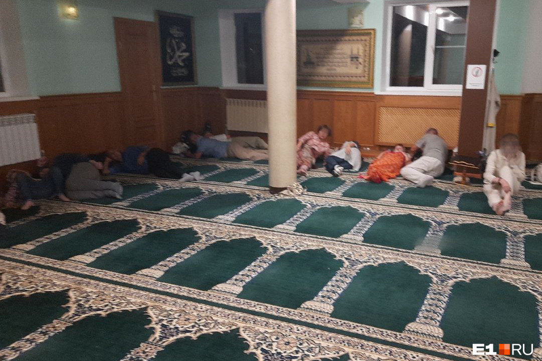 Екатеринбуржцы застряли в Махачкале из-за переноса рейса. Им пришлось ночевать в мечети
