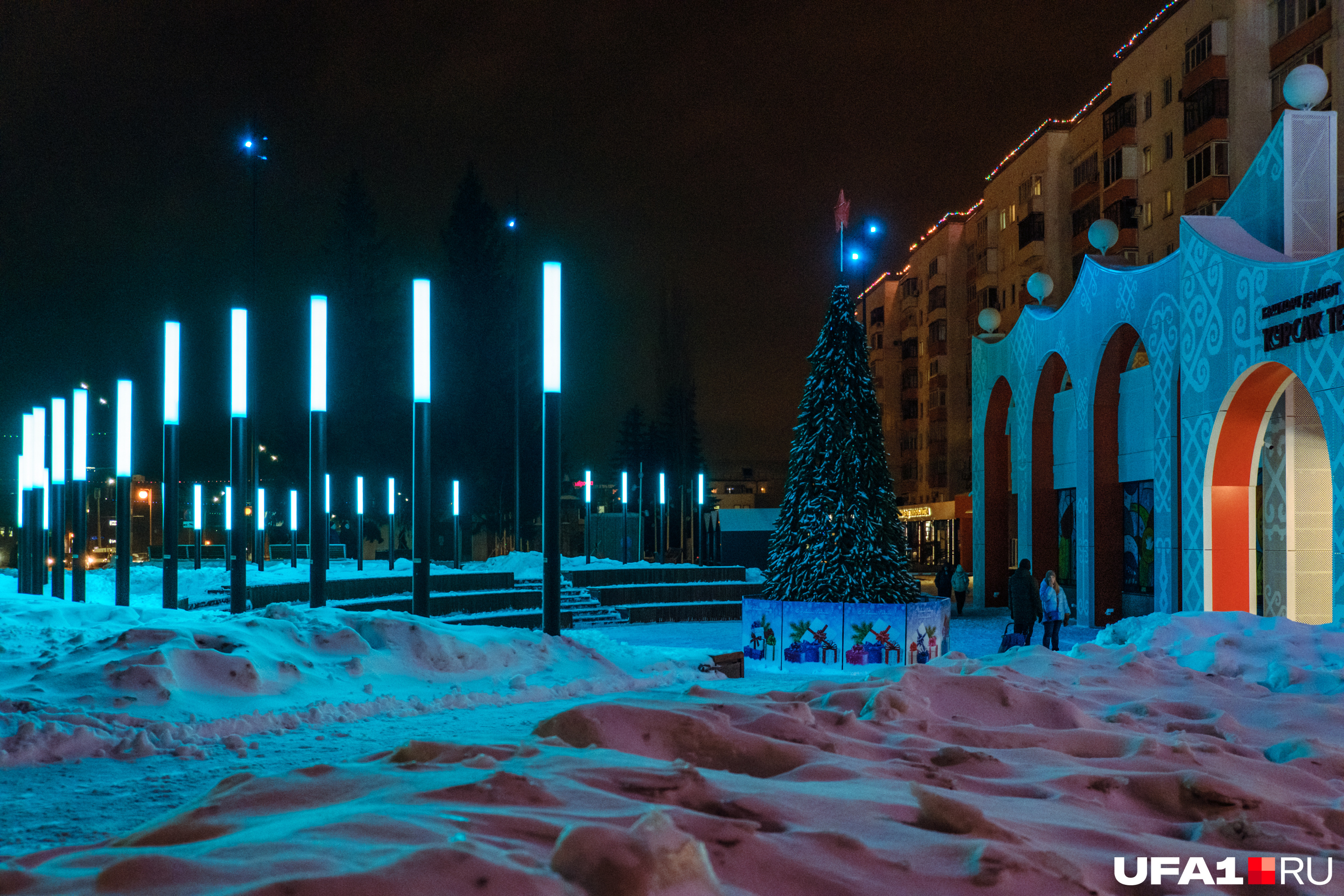 Территория перед театром в вечернее время