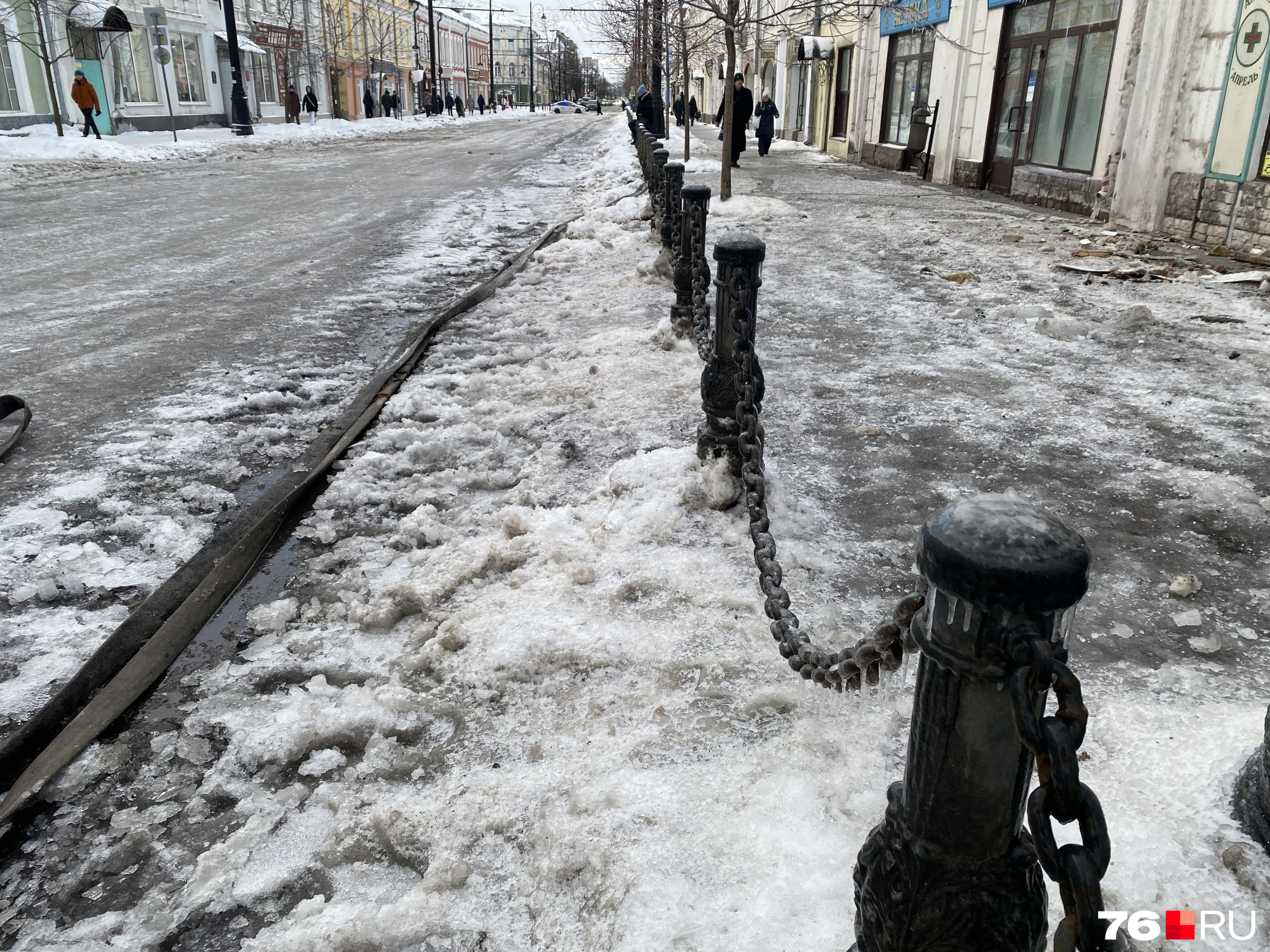 Пожар в центре Рыбинска на Крестовой улице: что горело, фото, пострадал ли  рынок - 3 февраля 2024 - 76.ru