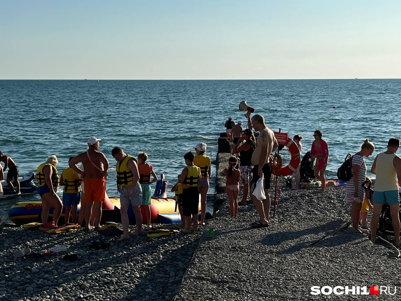 Туристы в Адлере готовятся к морской прогулке