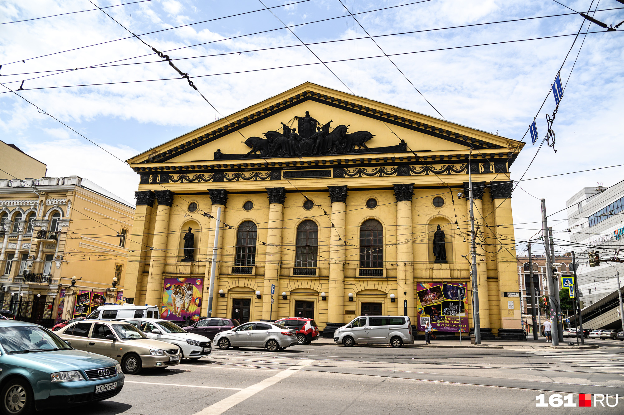 Днем ранее эту территорию занимали совсем другие машины