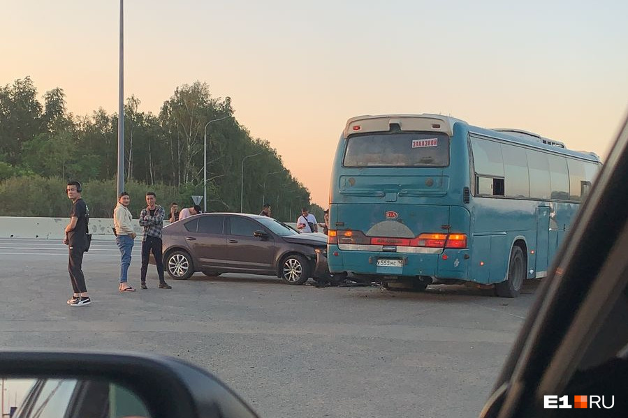 На Кольцовском тракте столкнулись машина и автобус с пассажирами: видео