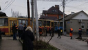 В Ростове один трамвай врезался в дом, пока буксировал другой сломавшийся