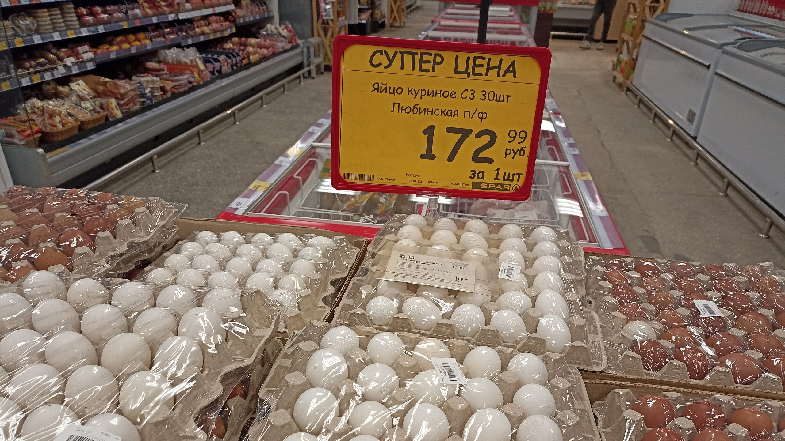 В омских супермаркетах появились крошечные куриные яйца
