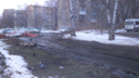 «Ушлые водители накатали объезд»: на тротуаре и газоне новосибирцы устроили дорогу из-за перекрытия — их ищет ГИБДД
