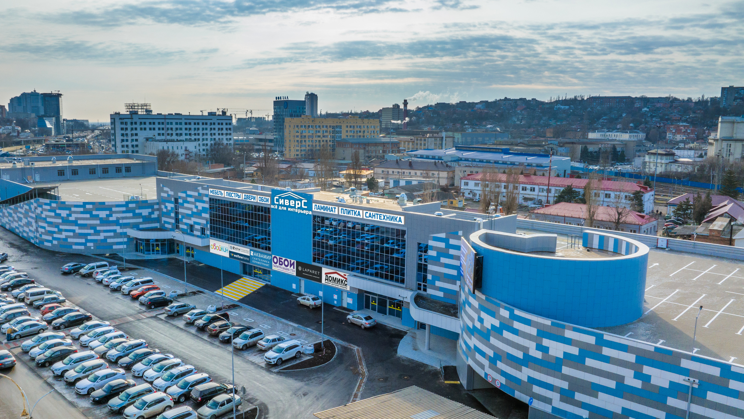 Припарковаться около ТЦ можно на большой и охраняемой парковке рядом с главным входом и на крыше комплекса